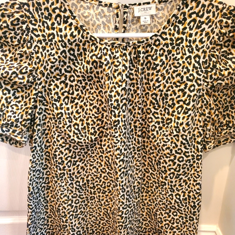 Great top to pair with shorts, jeans, or skirt. Bring out your wild side!